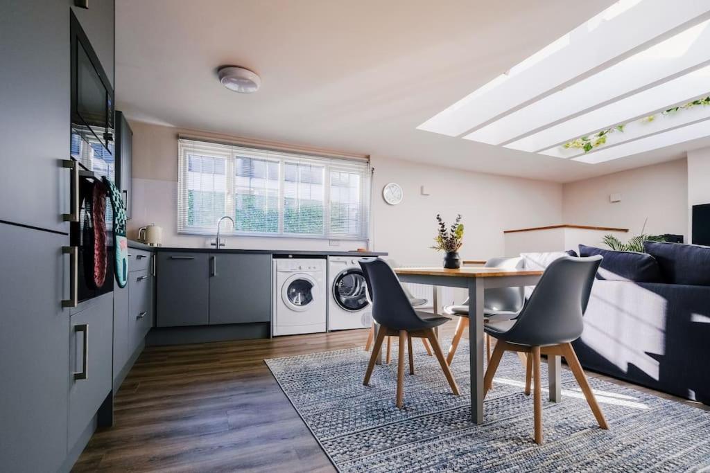 Light And Spacious Loft Apartment In Town Centre Southampton Buitenkant foto